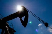 Нефть дешевеет на данных о росте запасов в США