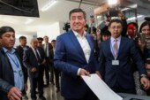 На выборах главы Киргизии лидирует кандидат от правящей партии Жээнбеков