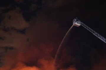 Пожар произошел на крыше гимназии в Москве