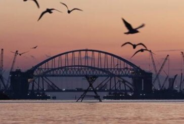 Долгожданное событие: под мостом в Крым впервые прошло судно