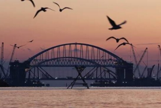 Долгожданное событие: под мостом в Крым впервые прошло судно