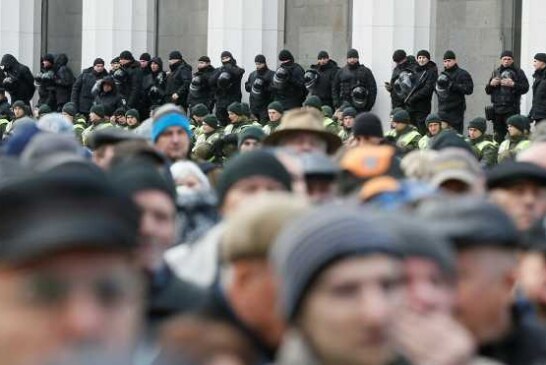 Участники акции у Верховной рады начали блокаду бизнеса Порошенко