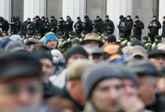 Участники акции у Верховной рады начали блокаду бизнеса Порошенко