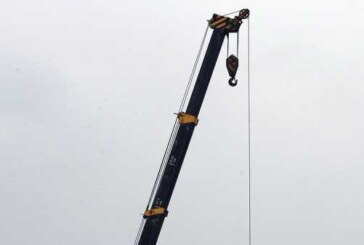 Китаец чудом выжил после падения крана на машину