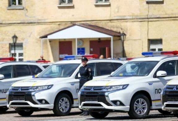 Не 1 и не 2 тыс. долларов: Полицейские рассадили сразу два новых Mitsubishi Outlander PHEV (фото)