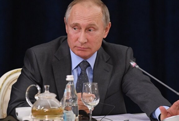 Бизнесмены из ФРГ подарили Путину футболку центрфорварда немецкой сборной