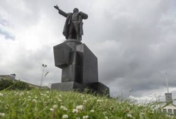 В России к юбилею революции восстановили «тысячи» памятников Ленину