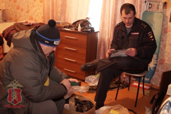 Мужчина, застреливший жену и полицейского под Красноярском, умер в больнице