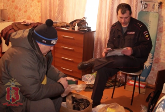 Мужчина, застреливший жену и полицейского под Красноярском, умер в больнице
