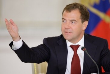 Медведев осудил «веру в иностранную таблетку» и призвал ускорить импортозамещение лекарств