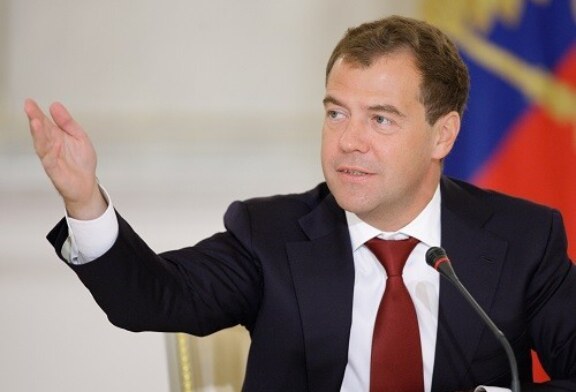 Медведев осудил «веру в иностранную таблетку» и призвал ускорить импортозамещение лекарств