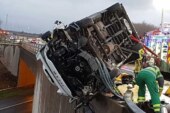 Британский супермен: полицейский голыми руками держал грузовик над пропастью