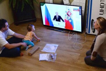 Путин поручил разработать программы по поддержке семей с детьми