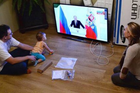 Путин поручил разработать программы по поддержке семей с детьми