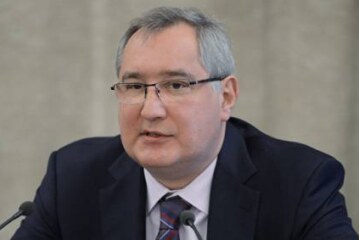 Дмитрий Рогозин вместе с таксой Николасом поздравил россиян с Новым годом