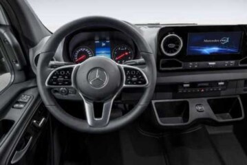 Рассекречен салон нового Sprinter: огромный тачскрин, цифровая приборка и мультируль