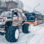 Как «Чипы и Дейлы» на внедорожниках спасают водителей из заносов (фото, видео)