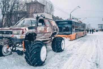 Как «Чипы и Дейлы» на внедорожниках спасают водителей из заносов (фото, видео)