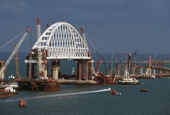 К Крымскому мосту подойти не удается