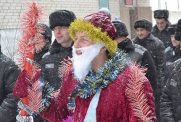Чахохбили, КВН и хоккей: как отмечают Новый год в российских колониях