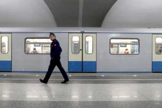 Поезд московского метро отогнали в тупик из-за бесхозного предмета