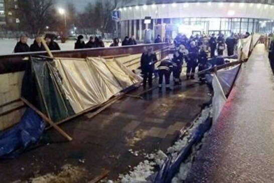 В переходе московского метро рухнули строительные леса