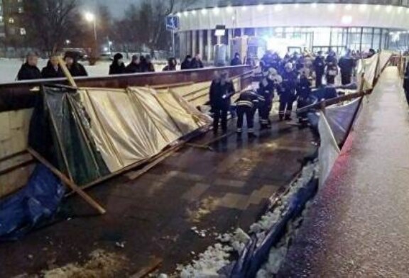 В переходе московского метро рухнули строительные леса