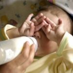 Российские врачи предлагают запретить торговлю грудным молоком с рук