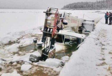 В Иркутске пытались вытащить из реки бензовоз, но утопили кран и трактор