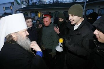 Украинские националисты заблокировали Киево-Печерскую лавру