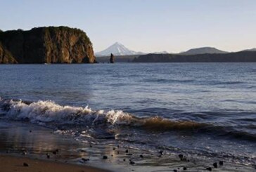 У берегов Камчатки водолазы ведут работы по спасению потерявшего ход судна