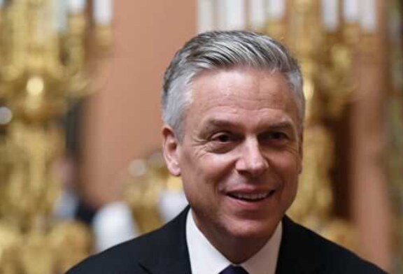 США не вмешиваются в выборы президента России, заявил Хантсман