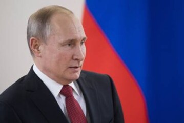 Песков: Путин простужен, но продолжает работать