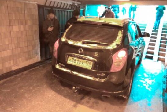 Пенсионер въехал в подземный переход метро на кроссовере, чтобы испытать машину