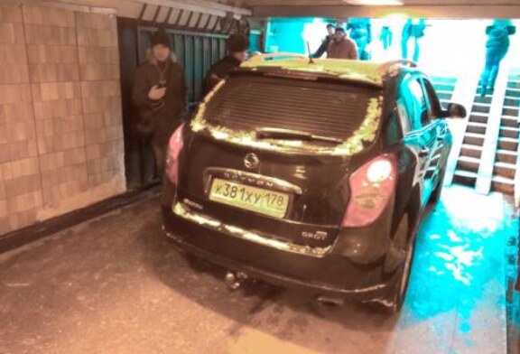 Пенсионер въехал в подземный переход метро на кроссовере, чтобы испытать машину