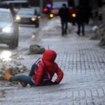 Москвичей попросили не менять зимние шины на летние
