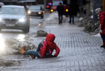 Москвичей попросили не менять зимние шины на летние