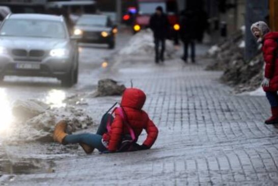 Москвичей попросили не менять зимние шины на летние