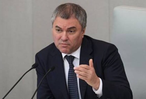Володин призвал развивать парламентаризм в России