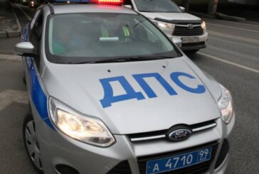 В Москве сотрудник ГИБДД врезался в машину судебных приставов, есть раненые