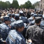 На митинг в центр Еревана пришли десятки тысяч человек