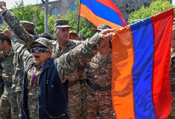 На площади в центре Еревана собрались сторонники оппозиции