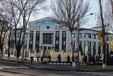 Российские дипломаты, объявленные персона нон грата, покинули Молдавию