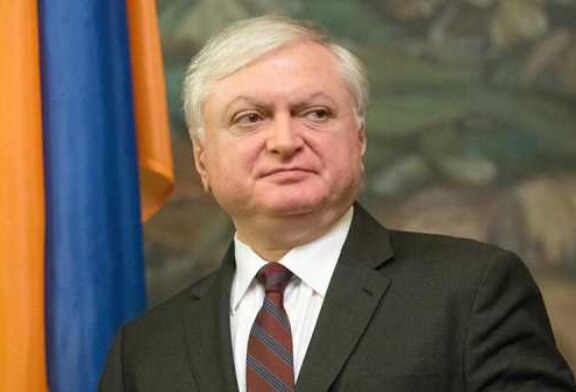 Глава МИД Армении прибыл в Москву