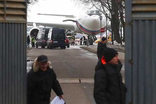 Российские дипломаты вернулись в Москву из США