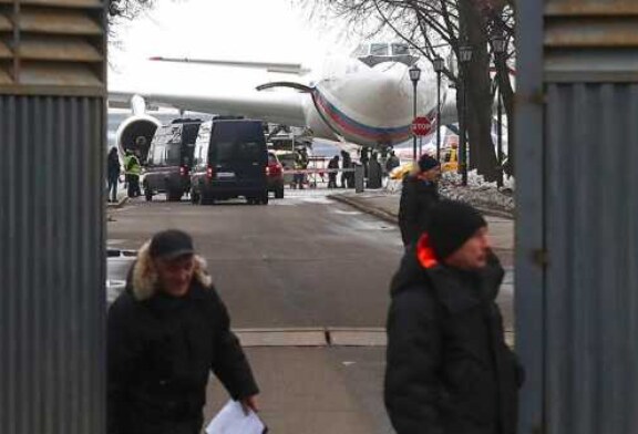 Российские дипломаты вернулись в Москву из США