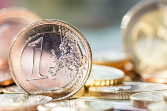 Официальный курс евро на четверг вырос на 2,43 рубля