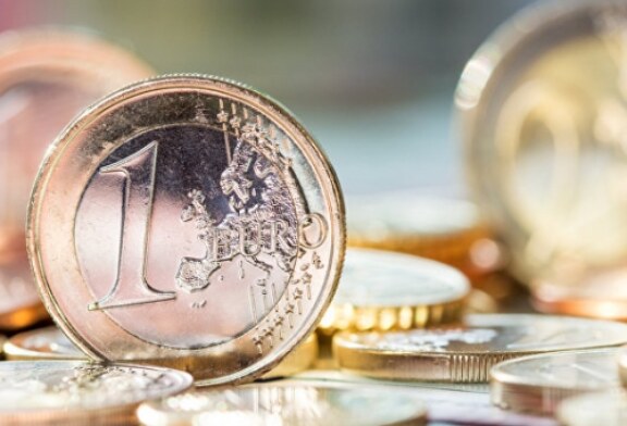 Официальный курс евро на четверг вырос на 2,43 рубля