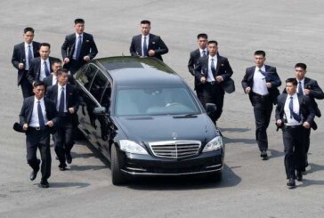 Ким Чен Ын окружил свой автомобиль живым щитом