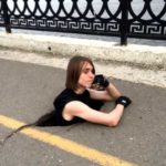 Саратовские водители придумали быстрый способ ремонта дорог — фотосессия в яме
